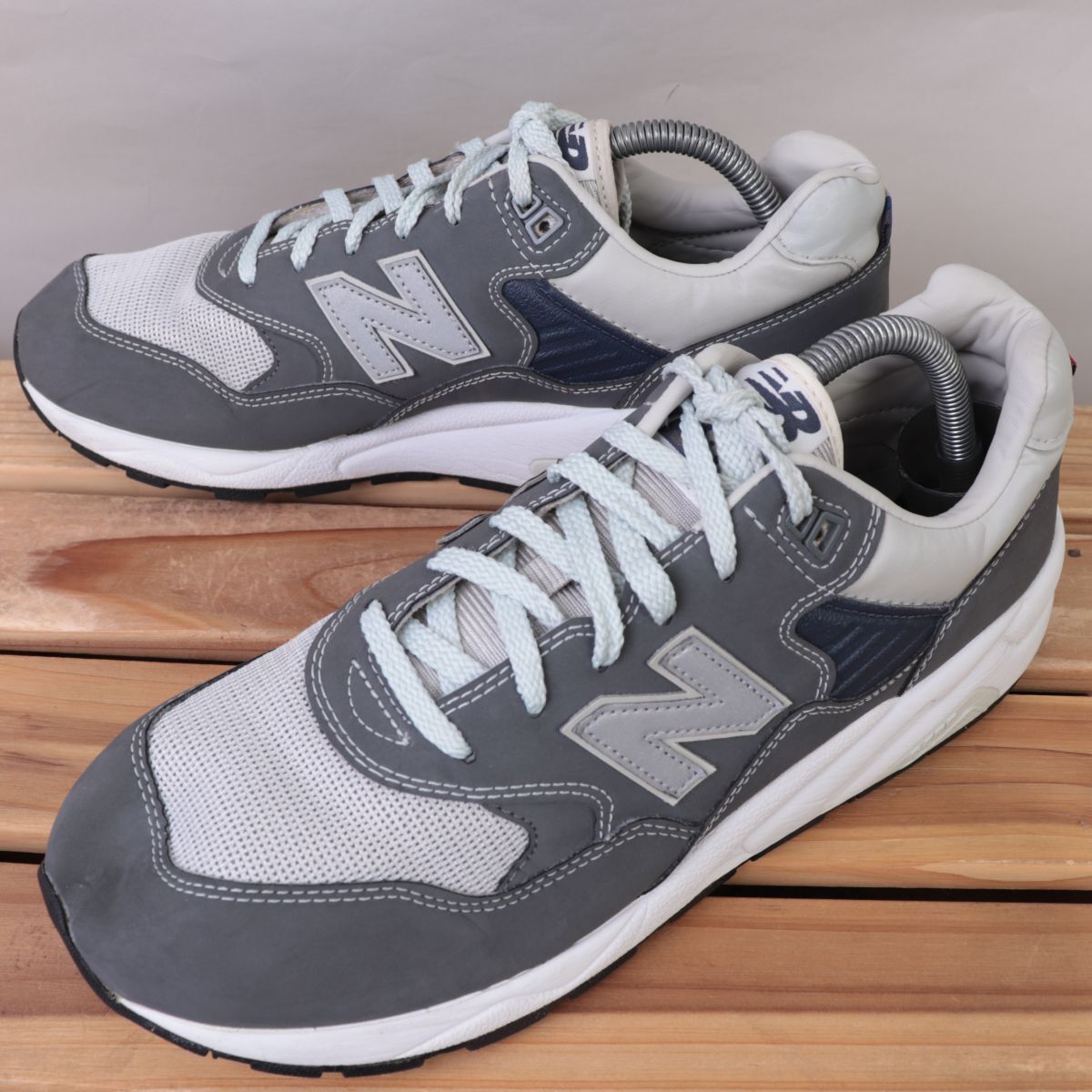 z1245【580】ニューバランス US9 27.0cm/グレー 灰 白 シルバー newbalance メンズ スニーカー 中古拍卖