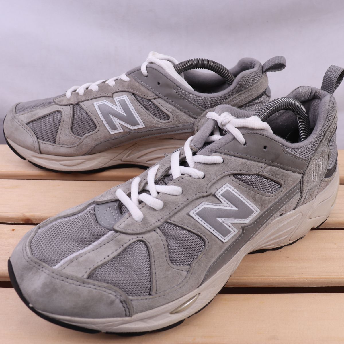 z1360【878】ニューバランス US9 27.0cm/グレー 灰 シルバー 白 newbalance メンズ スニーカー 中古拍卖