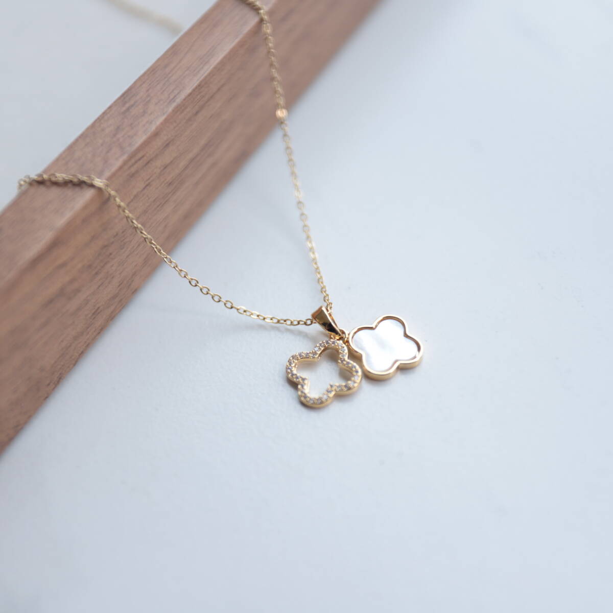 【限定セール価格】ネックレス ゴールド レディース ダブルレイヤー クローバーペンダント マザーオブパールジルコン拍卖