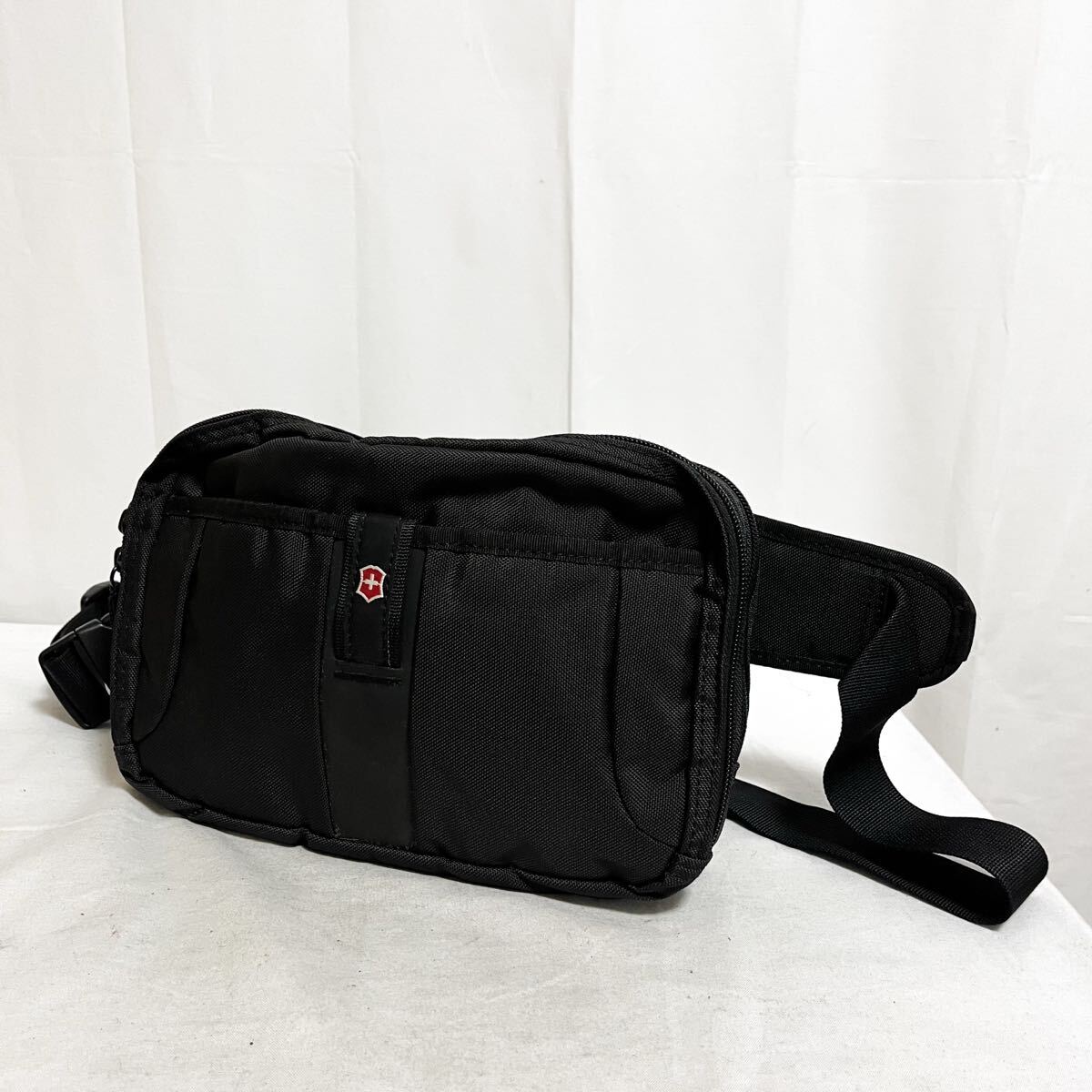 和820★ VICTORINOX ビクトリノックス ボディバッグ ショルダーバッグ 斜めがけ アウトドア キャンプ ブラック メンズ拍卖