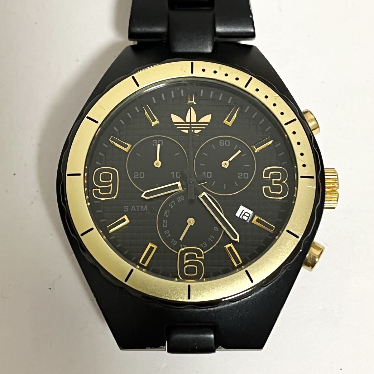 和822B★ adidas ADH2577 251104 アディダス クォーツ クロノグラフ 日付 腕時計 ウォッチ ブラック ゴールド メンズ拍卖