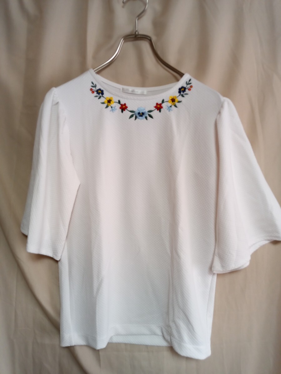 1759 ★★ RETRO GIRL 花刺繍 ベルスリーブトップス 白拍卖