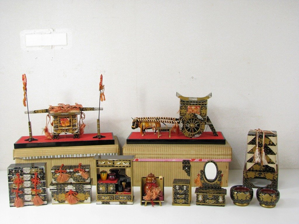 雛人形 雛道具 ひな飾り ひな祭り 蒔絵 箪笥 長持 お茶道具 重箱 鏡台 火鉢 針箱 牛車 駕篭拍卖