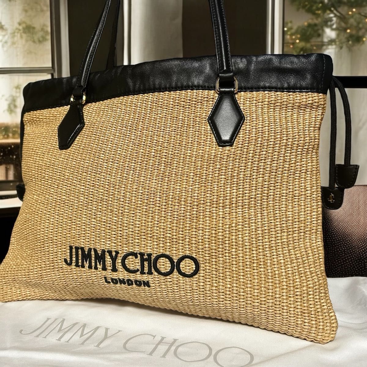 現行 極美品 ジミーチュウ JIMMY CHOO ドローストリングトート かごバッグ ラフィア A4可 肩掛け ロゴ刺繍 カバン拍卖