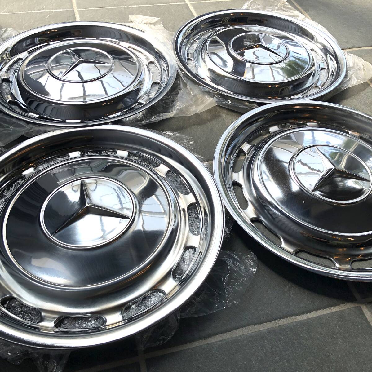 ベンツ W111 希少な新品ホイールキャップ拍卖