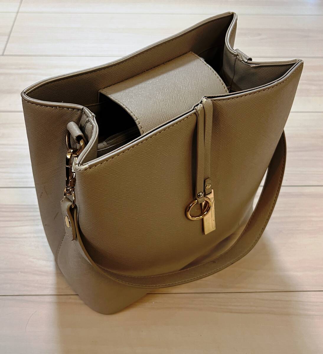 ●MONO COMME CA ロゴプレートミニバッグ 拍卖