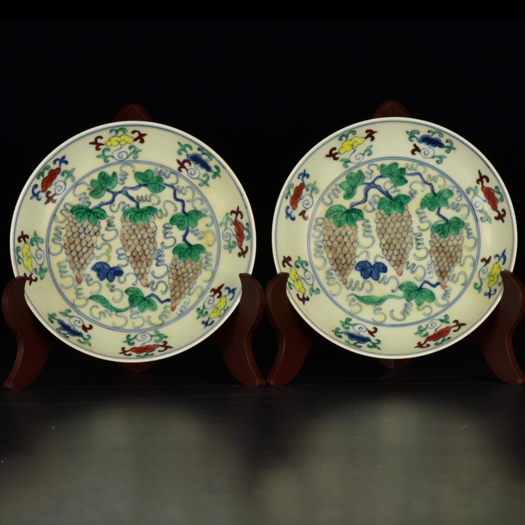 ◆蔵出◆中国古美術 大明成化年製款 斗彩 葡萄紋盤―對 細密細工造 置物 擺件 古賞物 骨董 時代物 A35拍卖