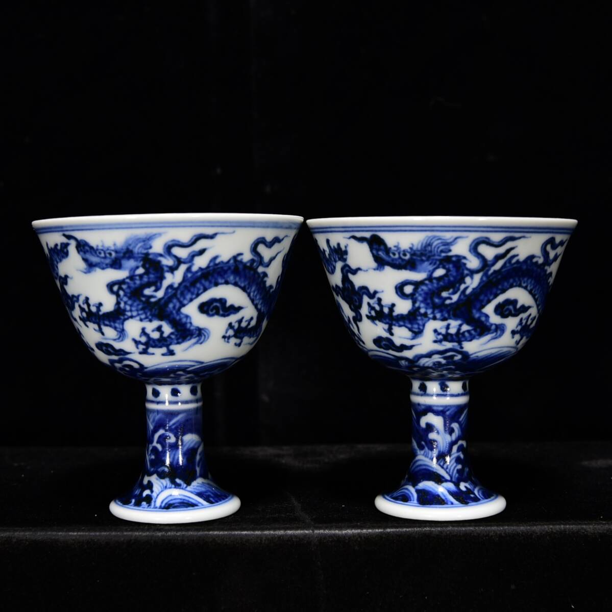 ◆蔵出◆中国古美術 大明永樂年施 青花 龍紋高足杯―對 精品 細密細工造 置物 擺件 古賞物 骨董 時代物 A06拍卖