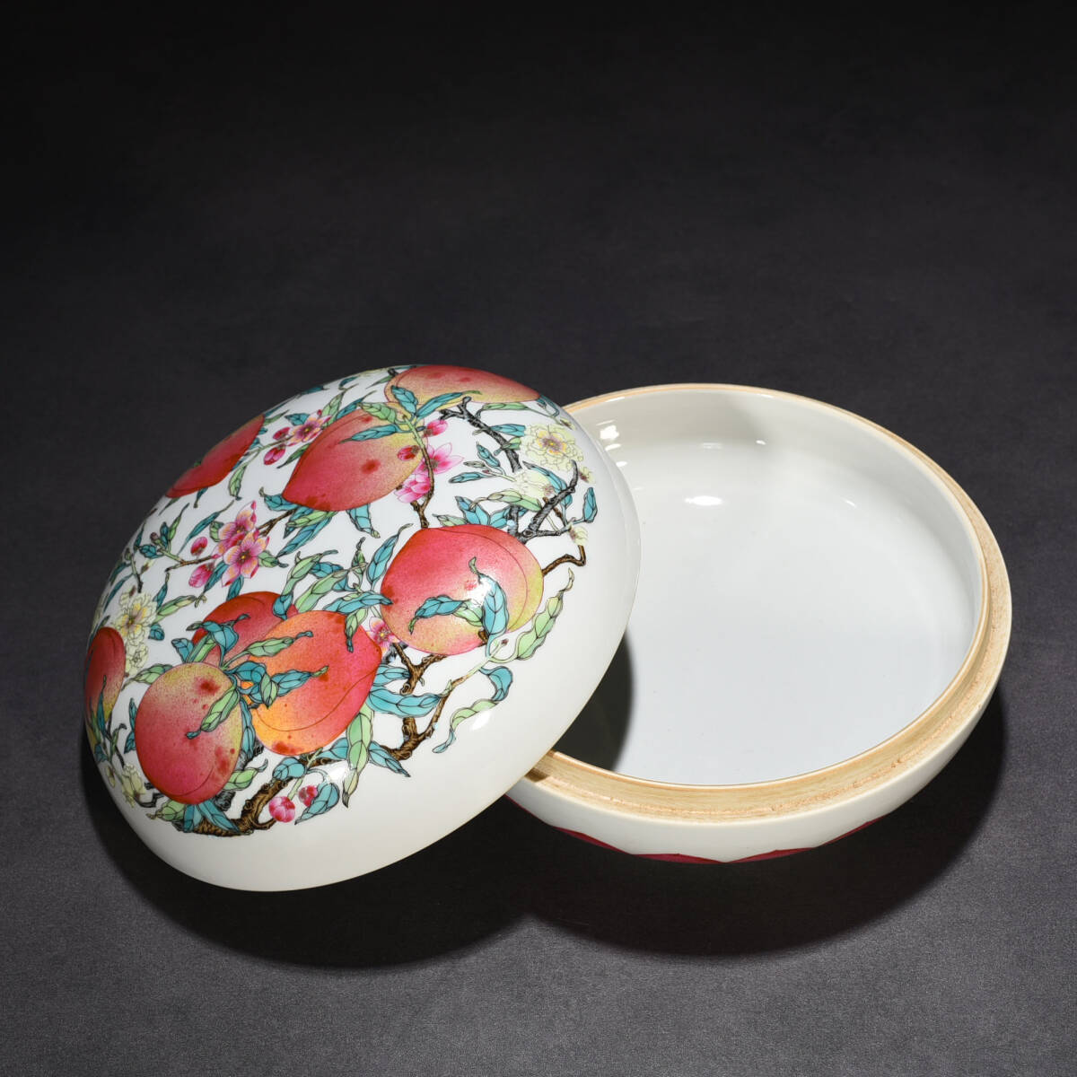 ◆蔵出◆中国古美術 大清乾隆年製款 粉彩 八桃紋寶盒 精品 細密細工造 置物 擺件 古賞物 骨董 時代物 A33拍卖