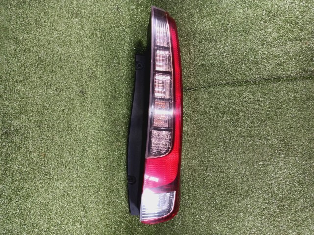 エスクァイア ノア ヴォクシー DBA-ZRR85G 右テールランプ 右テールライト コイト 28-231 81551-28550拍卖