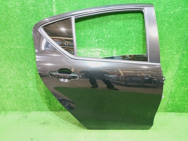 アクア DAA-NHP10 右リアドア ニホンイタ M3108 67003-52460拍卖