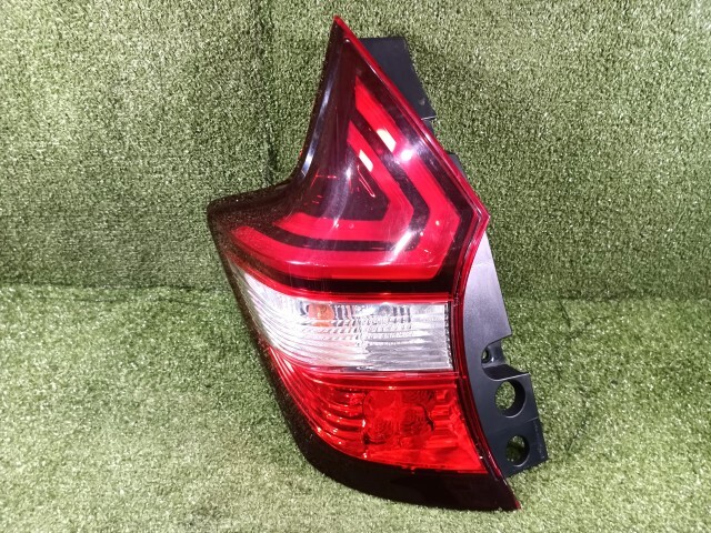 ノート DAA-HE12 左テールランプ 左テールライト イチコ D202 26555-5WK0A拍卖