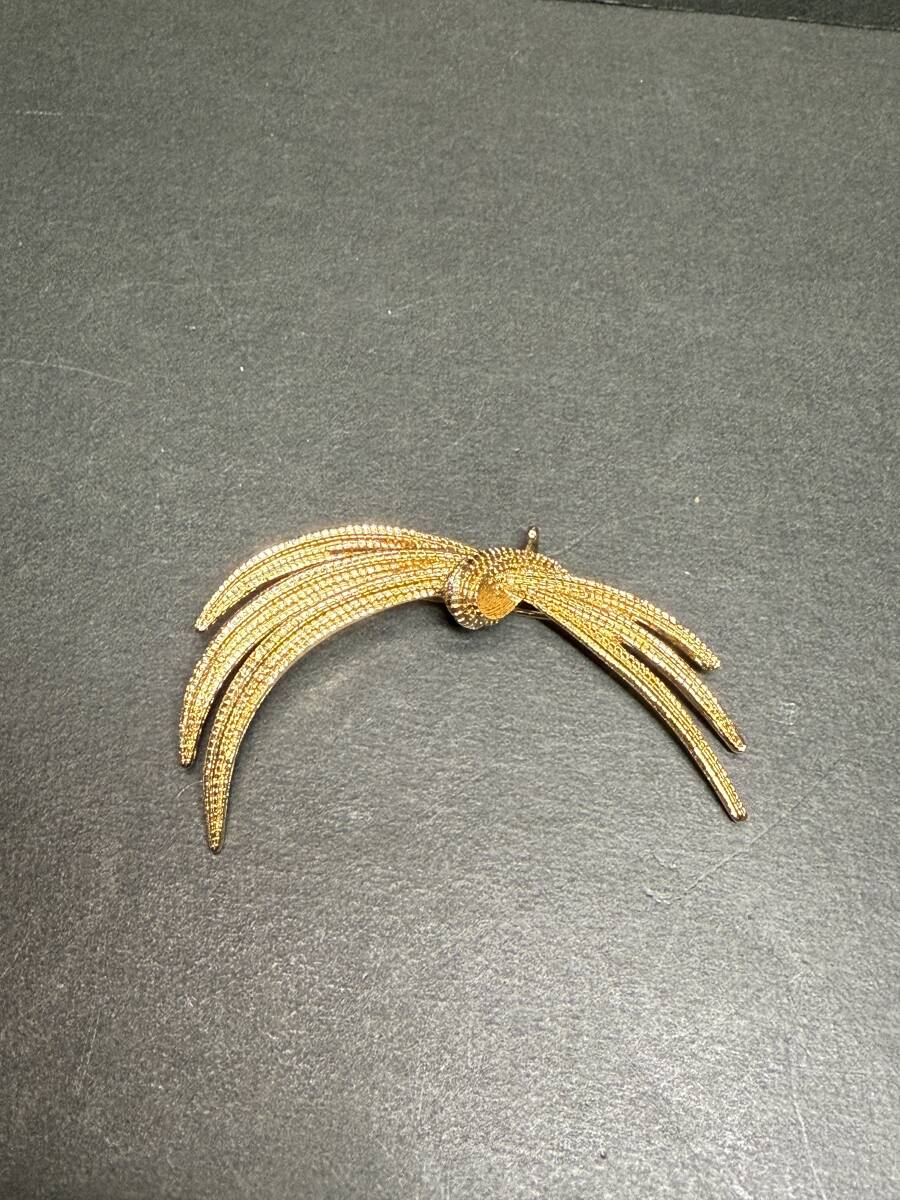 ★コレクター必見 MONET モネット ブローチ リボンモチーフ ゴールドカラー レディース アクセサリー レトロ 飾り コレクション Nn1000拍卖