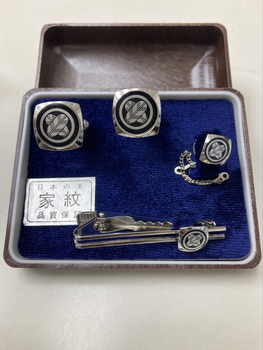 天【7E30】家紋 鷹の羽 カフス ネクタイピン タイピン 3種 セット アクセサリー メンズ 金具 箱付き カフスボタン拍卖
