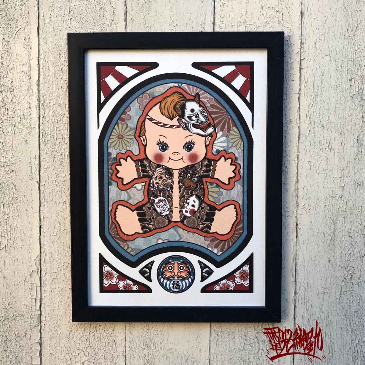 タトゥー 和彫り 般若 和柄 刺青 画 縁起物 尾九 オリジナル イラスト 胸割りちゃん 面 だるま 達磨 A4サイズ 黒 壁掛け フレーム付き拍卖