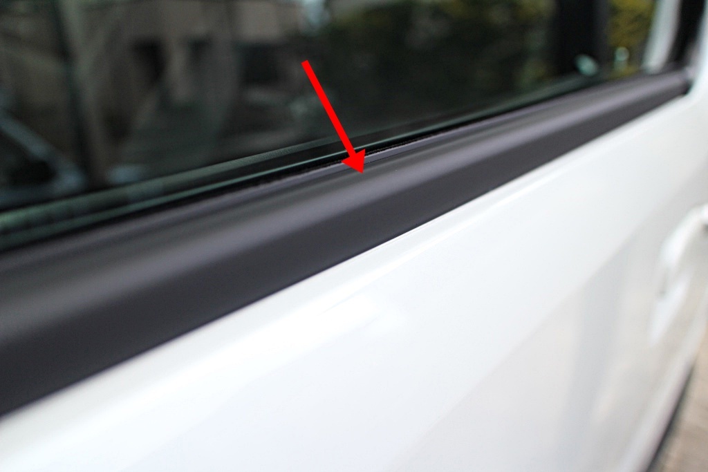 新品 未使用 スズキ純正 ジムニー JB23W1-9型 JB43W2-4 フロントドアアウトウェザストリップ ドアガラスアウターウェザーストリップ LH拍卖