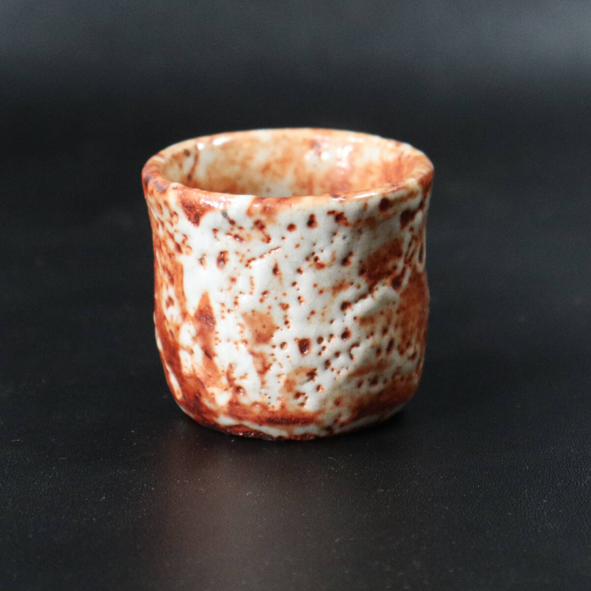 『北大路魯山人』作/志野 ぐい呑(友斎箱) <R14>拍卖