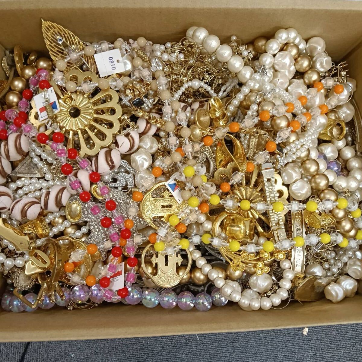 大量 アクセサリー まとめ 約8キロ イヤリング ブローチ ブレス ネックレス リング ジュエリー メッキ おたから 遺品整理 イミテーション拍卖