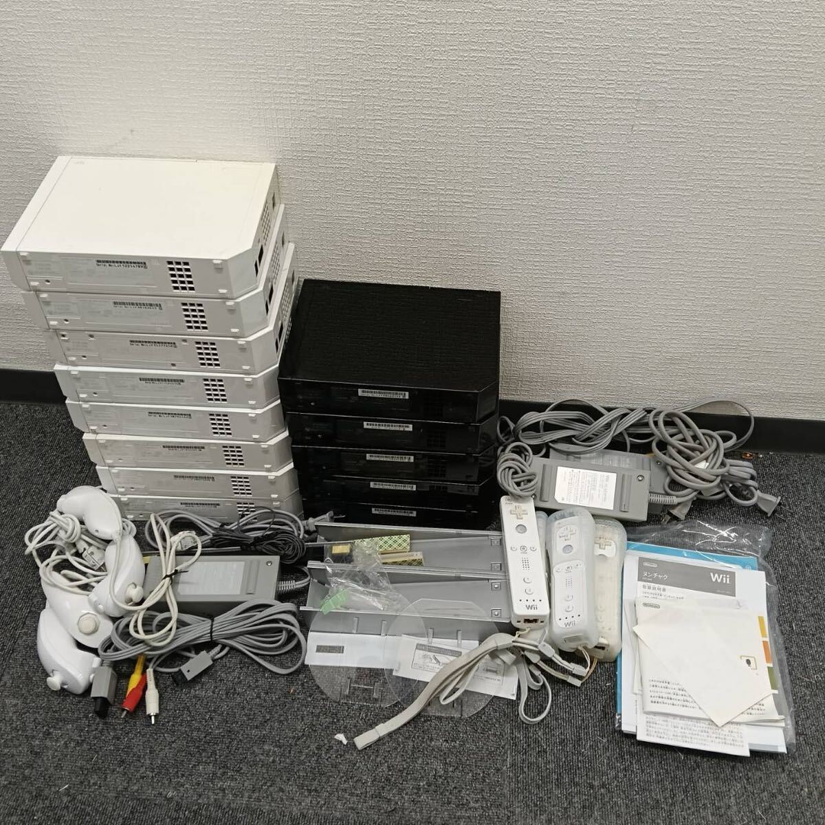 【大量】 Nintendo ニンテンドー Wii 本体 13台 付属品 まとめて RVL-001 UMB-WCF7 RVL-004 白 黒 動作未確認 ゲーム 周辺機器 任天堂拍卖