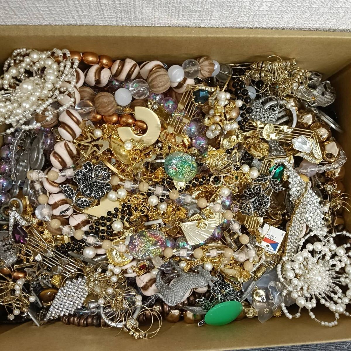 大量 アクセサリー まとめ 約8キロ イヤリング ブローチ ブレス タイピン カフス ネックレス リング ジュエリー メッキ おたから 遺品整理拍卖