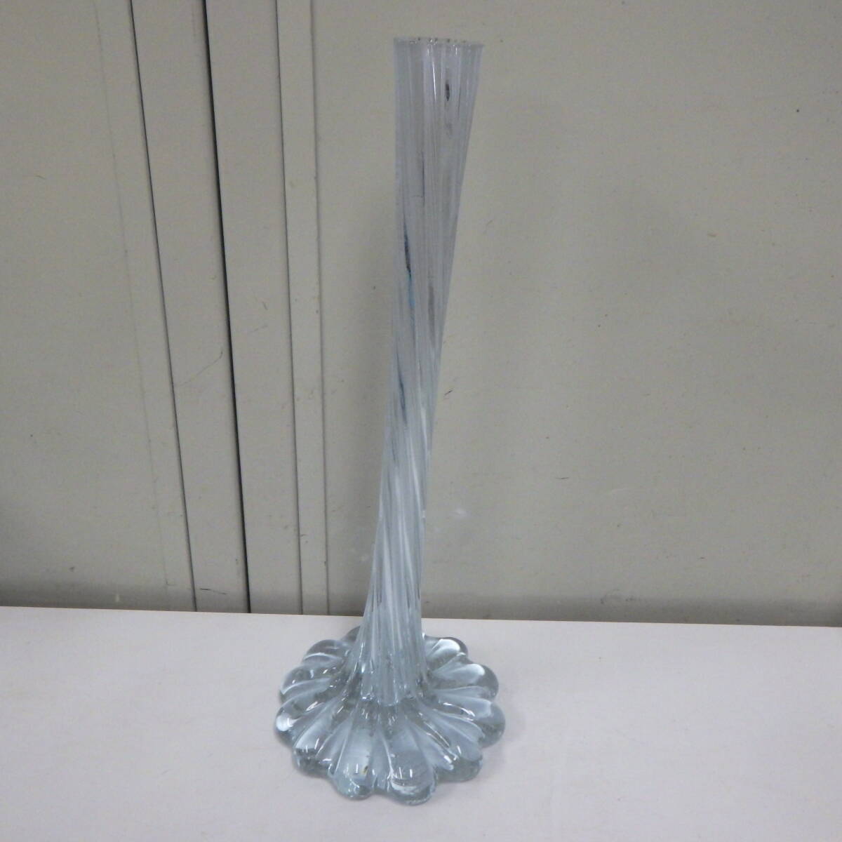 昭和 レトロ アンティーク ヴィンテージ ツイストガラス 花瓶 一輪挿し フラワーベース 花入れ ネオジウムガラス ハンドクラフト 花器 紫拍卖