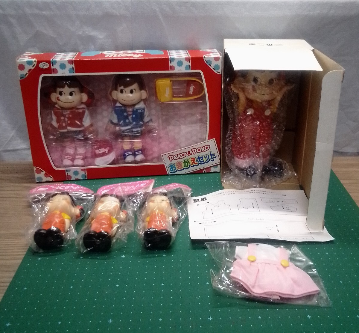 (b14)不二家ペコちゃん、ペコ&ポコおきがえセット、おきがえペコちゃん、笛付ペコちゃんソフビ 3点 計5点拍卖