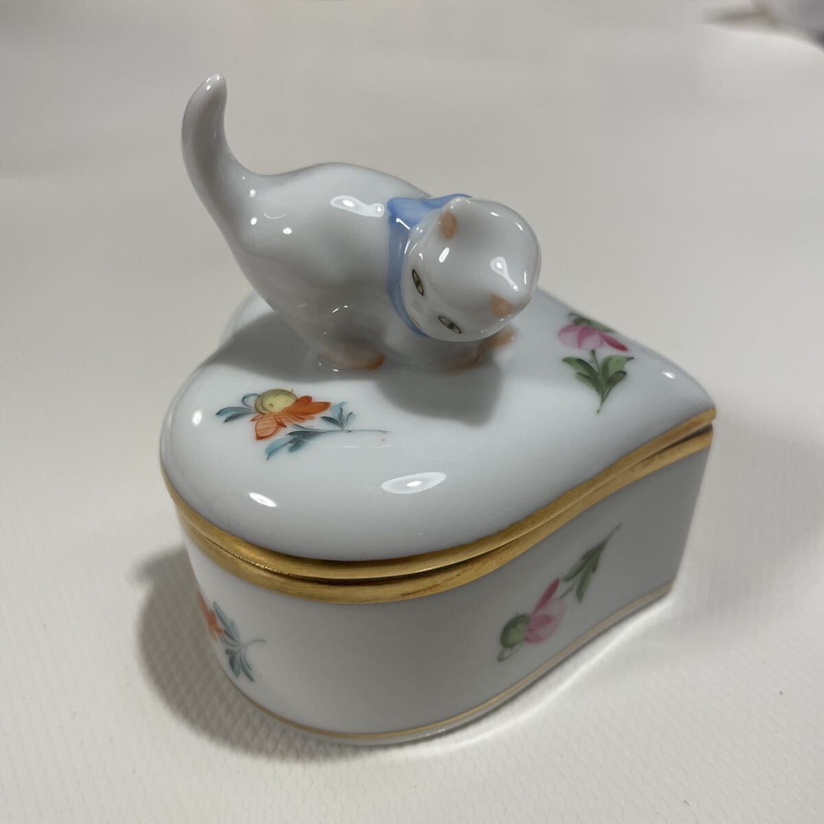 極美品!Herend ヘレンド 「ミルフルール 」ハートボックス L ネコ ボンボニエール 小物入れ 手作り手描き 定価26,400円 希少!拍卖