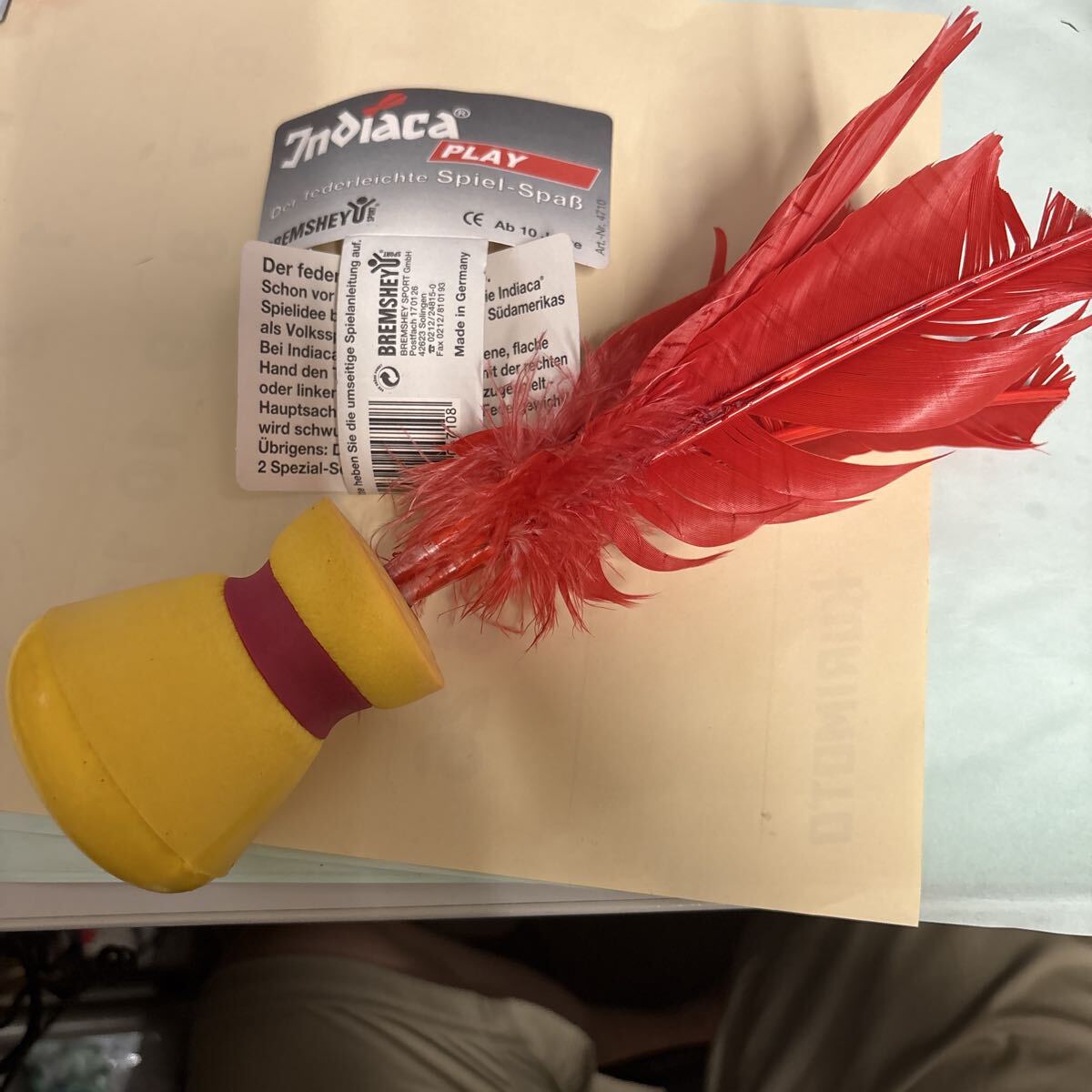 インディアカ インディアカボール:赤い羽根のついたボールで、高さ約25cm、重さ約50gです拍卖