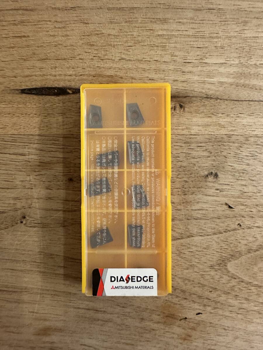 三菱マテリアル チップ QOMT1035R-M2 VP15TF 1ケース 新品未使用拍卖