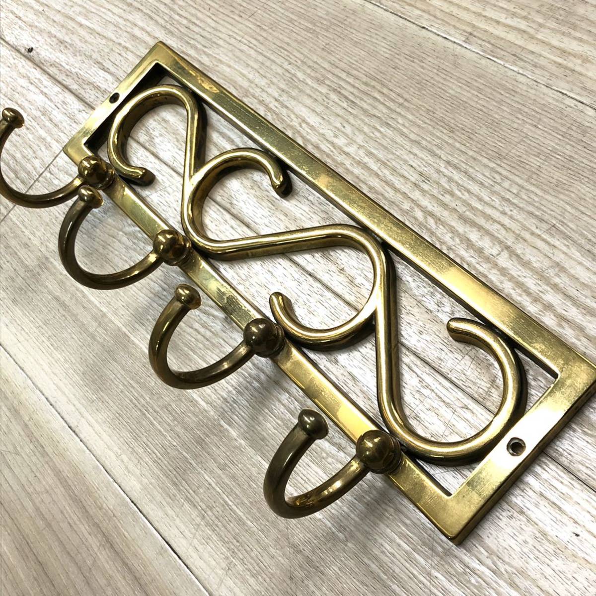 中古 美品 ウォールハンガー 4連 壁掛けハンガー ネジ付き 真鍮製 壁掛けコートハンガー お洒落 アンティーク風 ゴールド 玄関 230205 拍卖