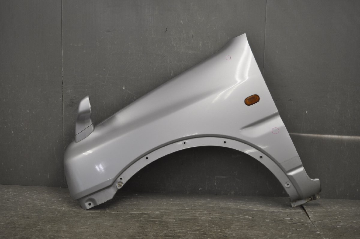 ジムニー ランドベンチャー 1型 前期 (JB23W) 左 前 フロント フェンダーパネル サイドマーカー付 Z2S 銀 58811-81AA0 s020747E拍卖