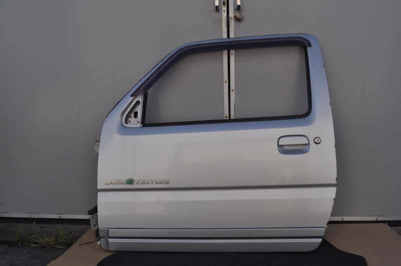 ジムニー ランドベンチャー 1型 前期 (JB23W) 左 助手席 ドアパネル ヒンジ付き Z2S 銀 68002-81A01 s020728H拍卖