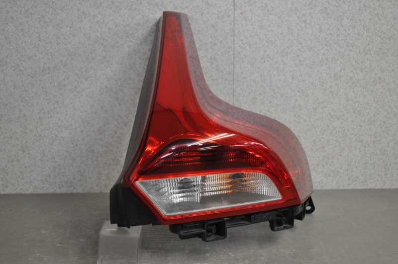 ボルボ V40 T4 MB系 右H 前期 (MB4164T) 破損無 動作保証 右 テールランプ テールライト 31 39 58 45 s020320E拍卖