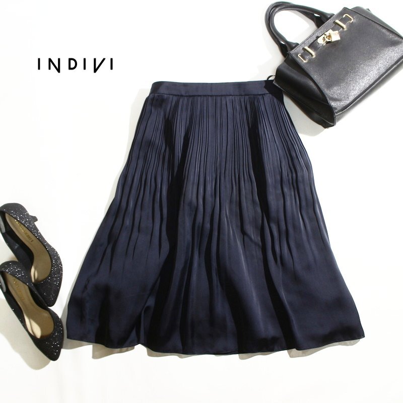 美品 インディヴィ INDIVI 株) ワールド 春 夏 艶 とろみ プリーツ フレアスカート 11号 40 ネイビー 紺 オフィス 通勤 綺麗め 上院拍卖
