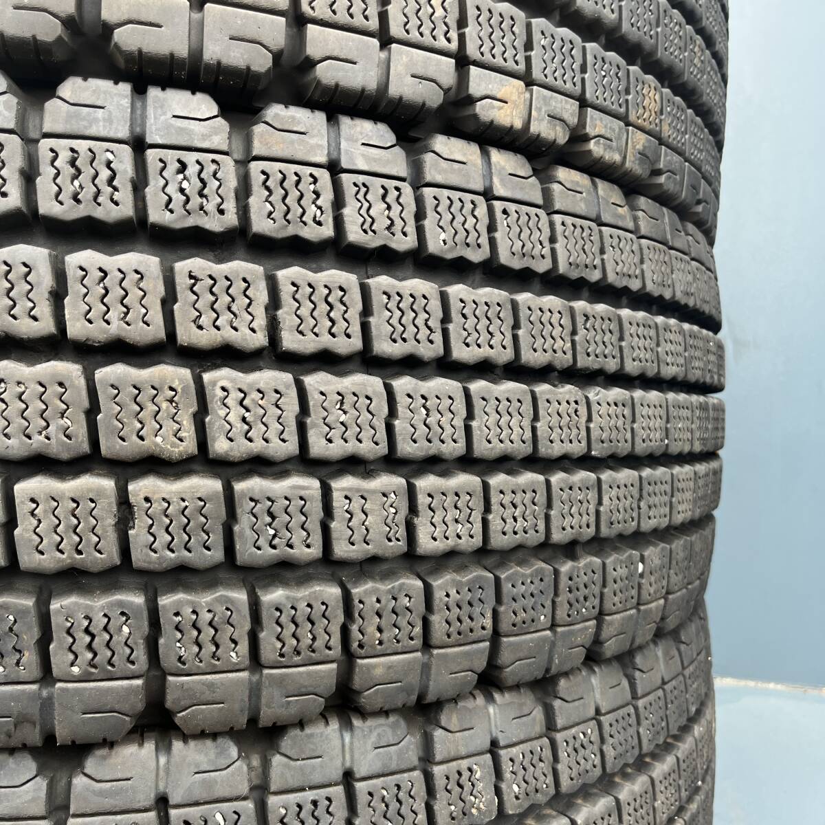 不動の人気W910★11-13mm 275/80R22.5 151/148J ブリヂストン スタッドレス 4本セット 3拍卖