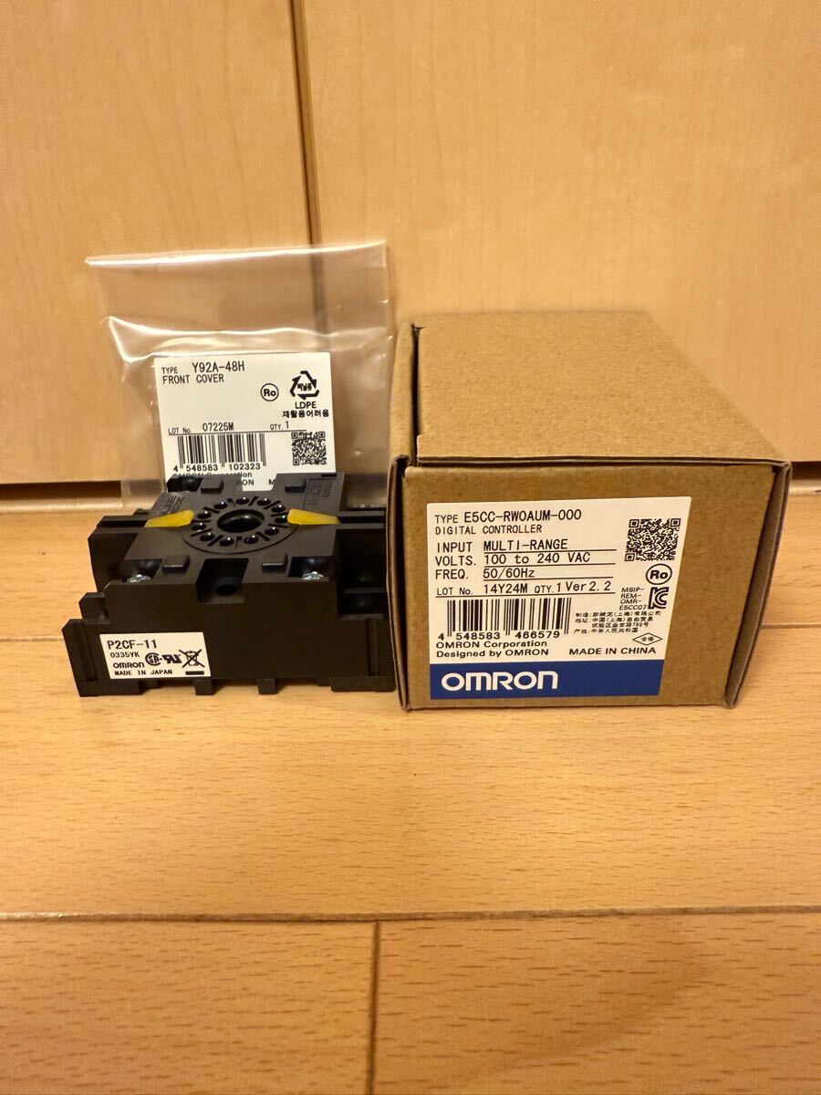 オムロン 温度調節器(デジタル調節計)E5CC-RW0AUM-000 新品未使用 ソケット・カバー付拍卖