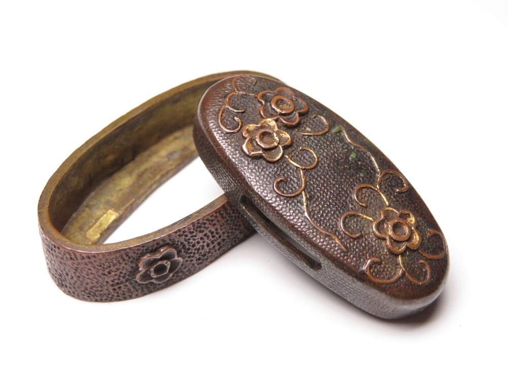 【11174】刀装具 江戸~明治 銅地 花紋 縁頭(初品・買取品)拍卖