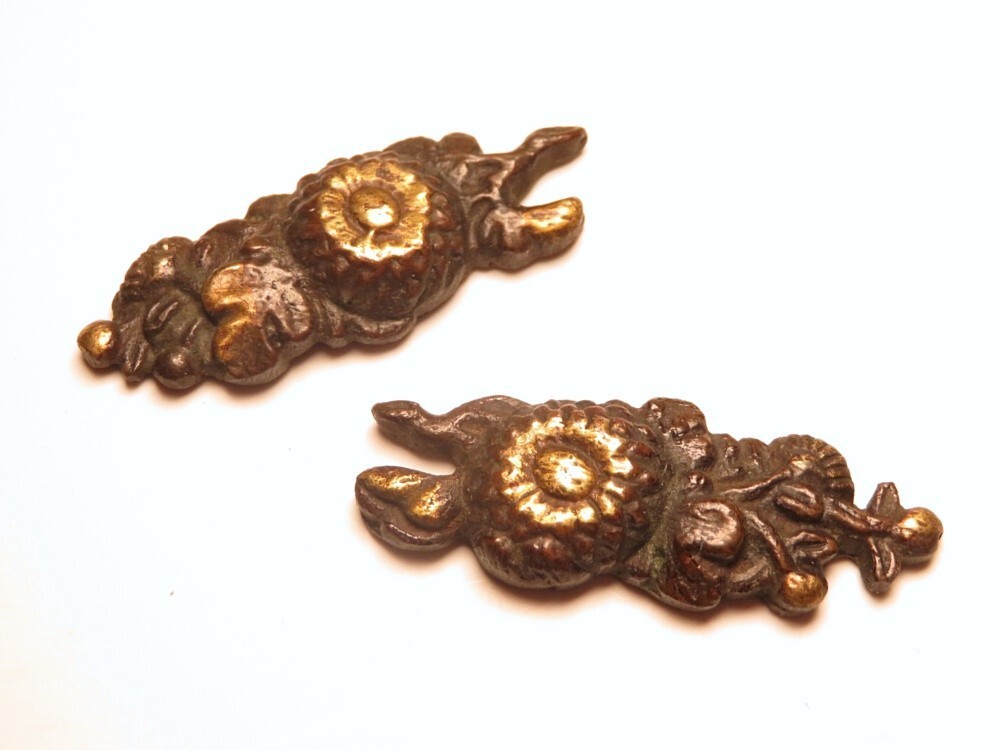 【11188】刀装具 江戸~明治 赤銅地 菊紋 目貫(初品・買取品)拍卖