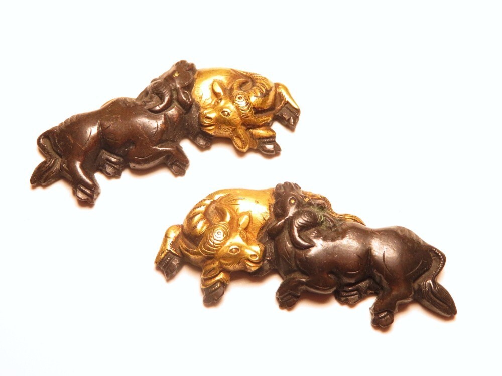 【11218】刀装具 江戸~明治 赤銅地 牛 目貫(初品・買取品)拍卖