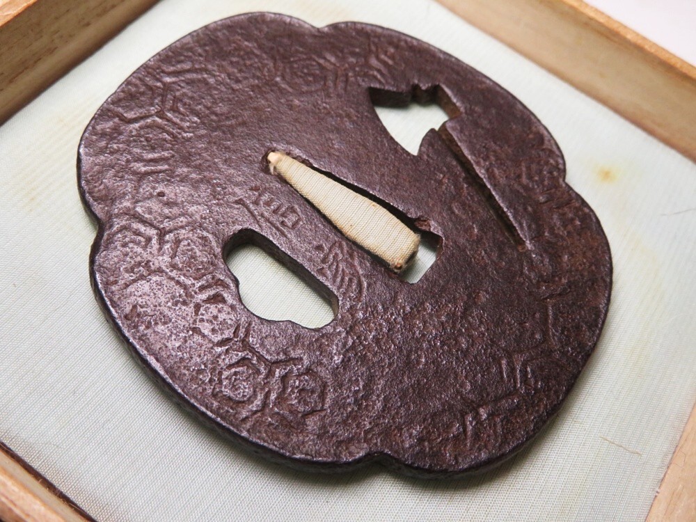 【11262】刀装具 江戸~明治 鉄地 斧 透かし 在銘 鍔(初品・買取品)拍卖