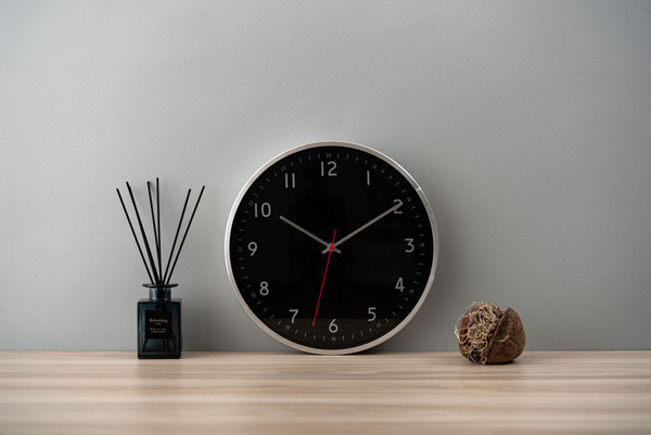 おしゃれなメタルフレームのシンプルな掛け時計 ブラック色 壁掛け時計 時計 おしゃれ 北欧 かべ掛け時計 ウォールクロック拍卖