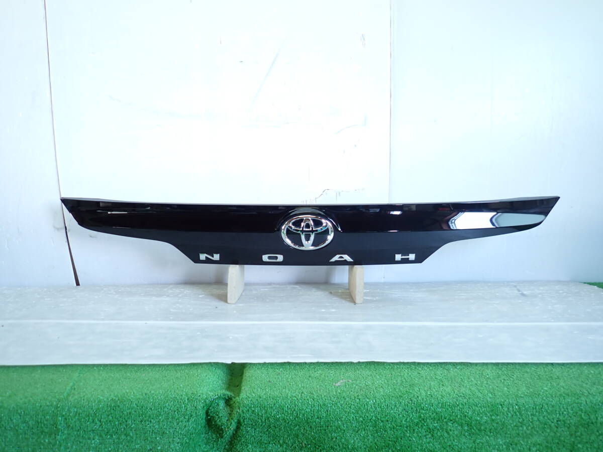 MZRA90/MZRA95/ZWR90/ZWR95 ノア ハイブリット HV 純正 リア モール フィニッシャー 76801-V1010 【25-1036】拍卖