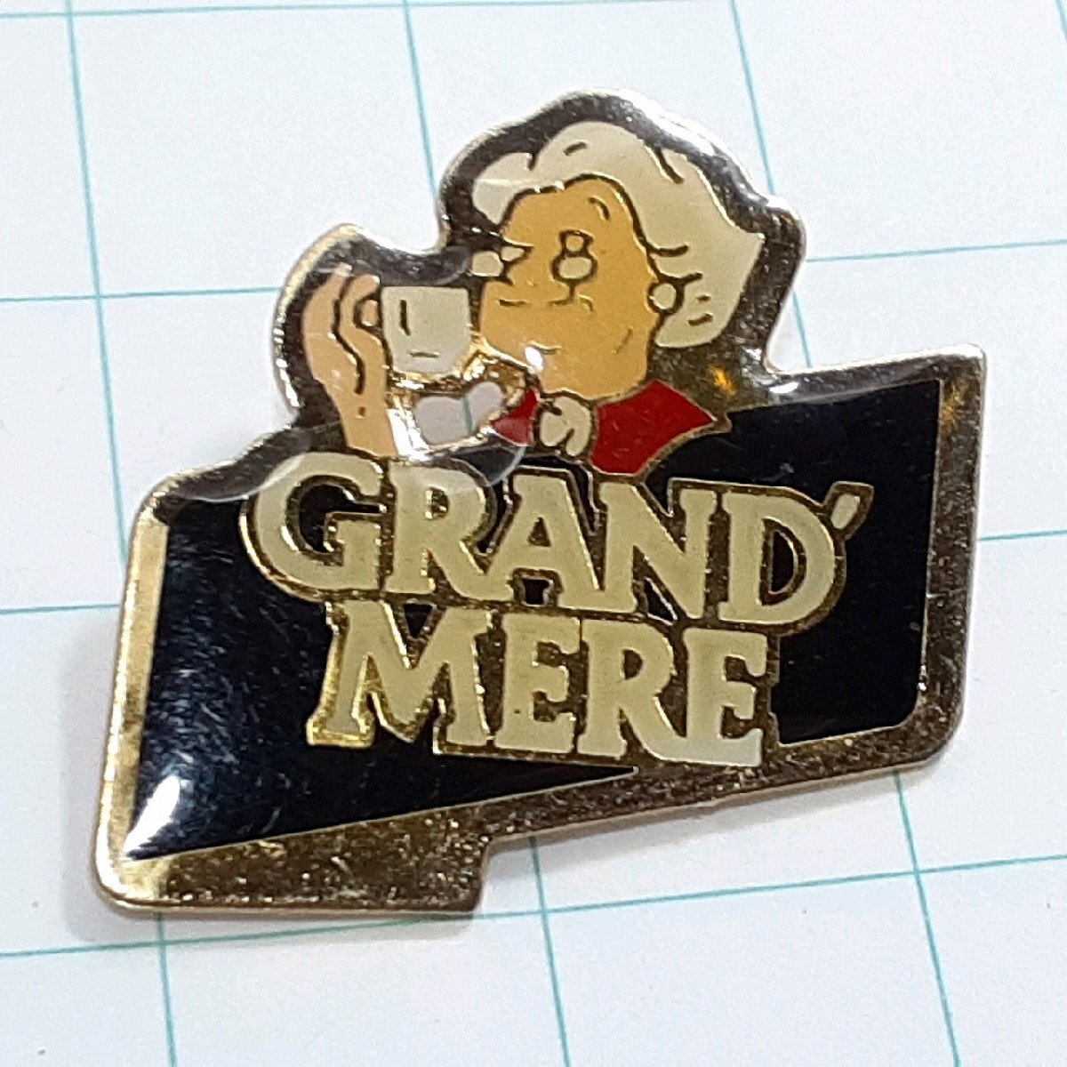 送料無料)おコーヒーを飲むおばあちゃま GRAND'MERE 輸入 ピンバッジ ピンズ PINS A31654拍卖