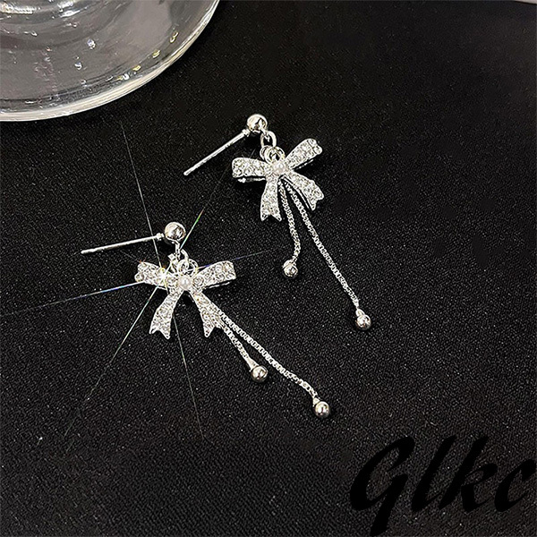 【揺れるリボンデザインが可愛らしいピアス】 シルバーピアス 金属アレルギー対応 小ぶり つけっぱなし プレゼント ギフト おしゃれ拍卖