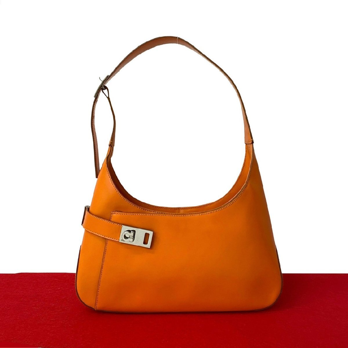 極 美品 Salvatore Ferragamo サルヴァトーレフェラガモ ガンチーニ ロゴ 金具 レザー セミ ワン ショルダーバッグ オレンジ 37965拍卖