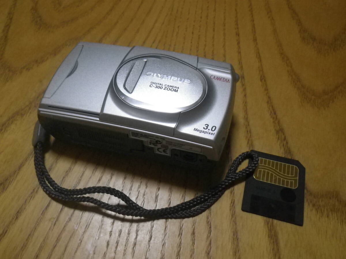 OLYMPUS コンパクトデジカメ CAMEDIA C-300ZOOMと4MBスマートメディア きれいな動作品 単3電池4本仕様 液晶やや難あり 送料410円拍卖