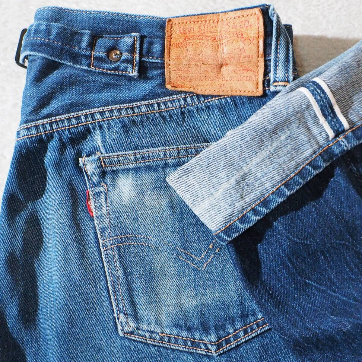 リーバイス LEVI'S デニムパンツ 37501 ジーンズ W33 ストレート 赤耳 シンチバック ボタンフライ ビッグE 均等V ヴィンテージ 日本製 拍卖