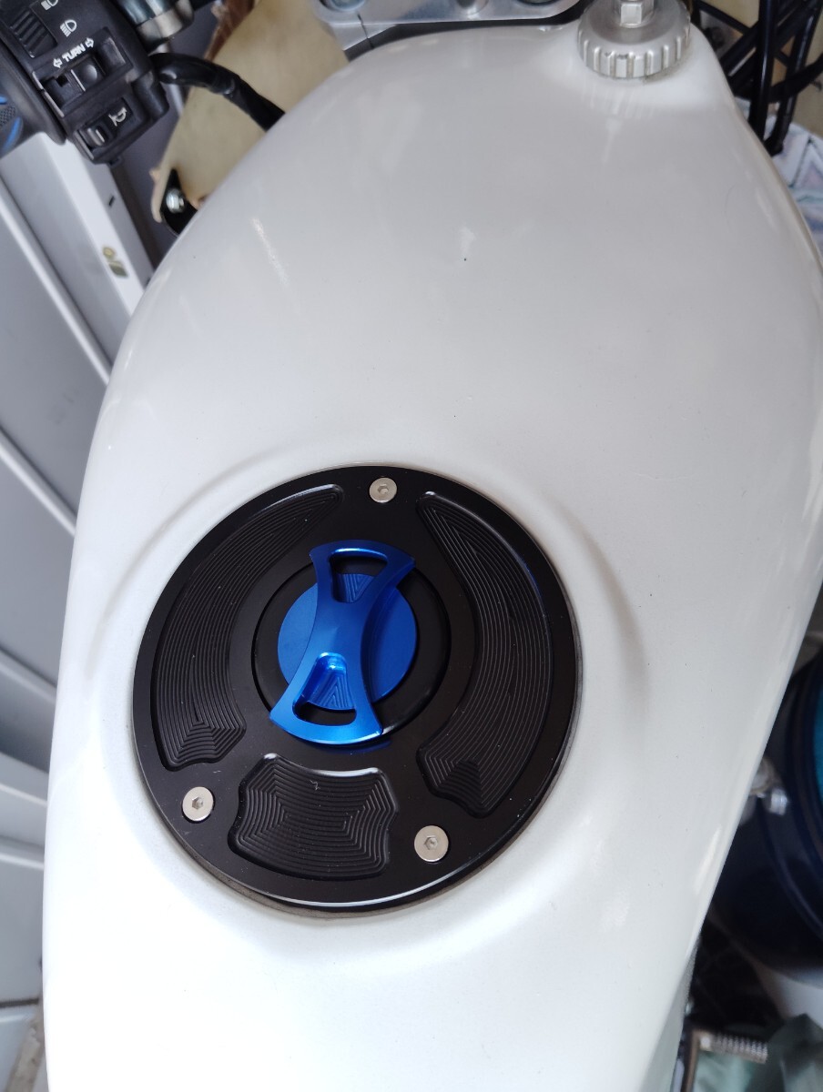 NSR50 NSF100 アルミ タンクキャップ 送料無料! ブルー ブラック 検索用 CBR1000RR NSR250R CBR600RR CB400SF VTR1000 CB1300 CB1000拍卖