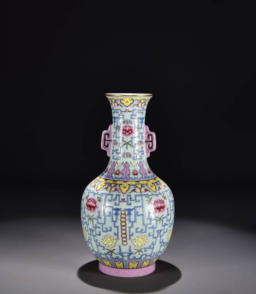 zz8|6097 中国磁器 陶芸 磁器『清乾隆緑地粉彩回風紋両耳瓶』施釉陶 古代工芸品 陶芸 精美彫 置物 收藏品拍卖