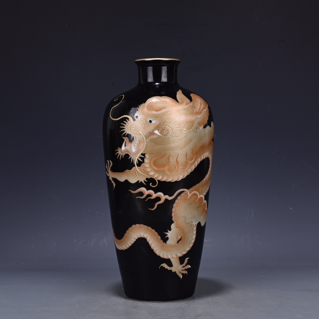 zz8|7630 中国磁器 陶芸 磁器『清乾隆烏金釉礬紅蒔金龍紋梅瓶です』施釉陶 古代工芸品 陶芸 精美彫 置物 收藏品拍卖